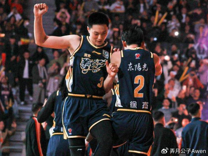 拿600万，11中3还嫉妒徐杰，球迷：徐杰受伤你笑，徐杰三分你苦脸|胡明轩|杜锋|广东|体育赛事讨论|三分球_新浪体育_新浪新闻